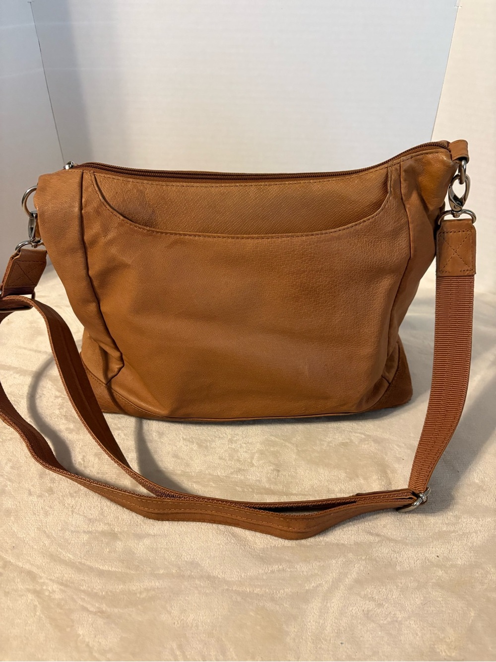 Classic Tan Leather Crossbody Bag with Adjustable Strap
